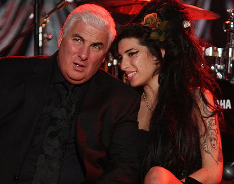Mitch e Amy Winehouse (em fevereiro de 2008)
