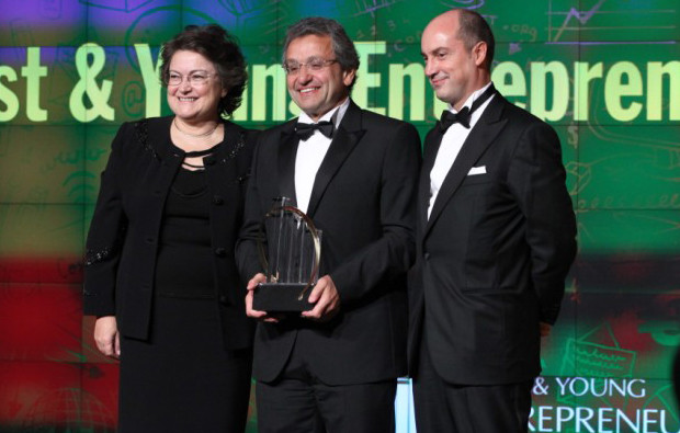 Dionísio Pestana recebeu o Prémio Empreendedor do Ano 2011.jpg