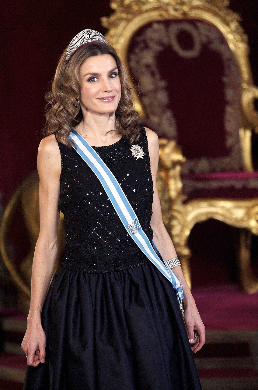 Letizia brilha com vestido de marca que faz sucesso entre as jovens  espanholas - SIC