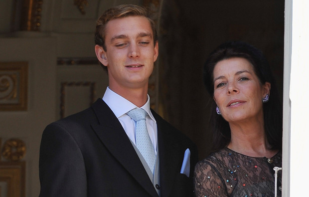 Pierre Casiraghi com a mãe, a princesa Carolina do Mónaco.jpg