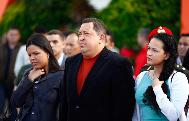 Hugo Chávez com as filhas Rosa e Virginia.jpg