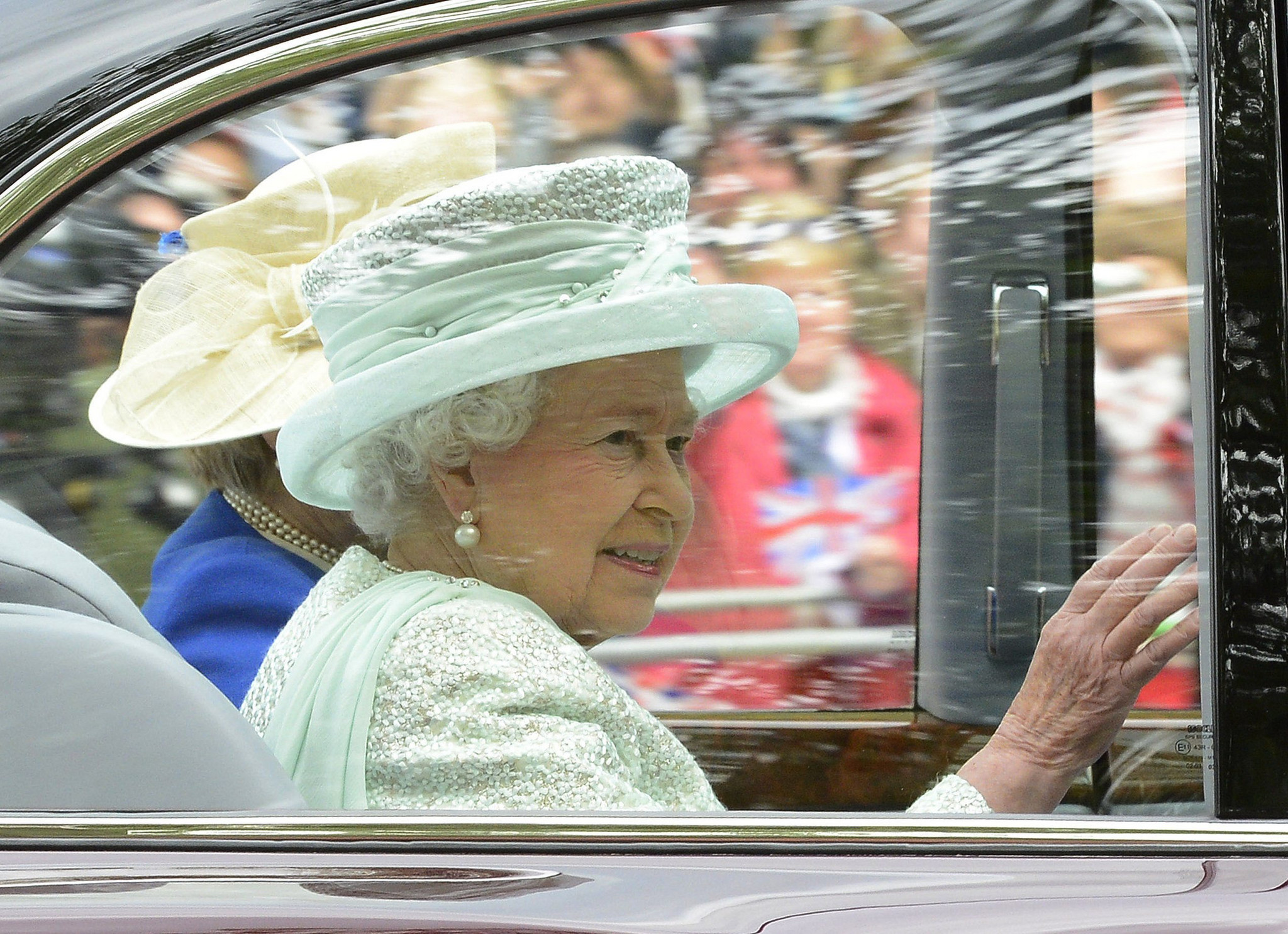 2012-06-05T101540Z_731427297_LM1E8650SFY01_RTRMADP_3_BRITAIN-QUEEN.JPG