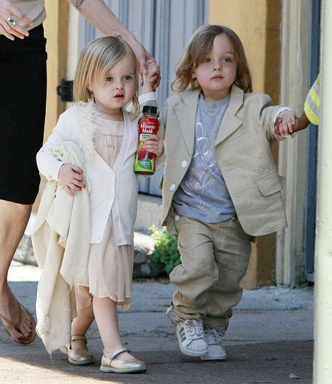 Caras  Angelina Jolie leva os seis filhos a visitar o pai, Brad