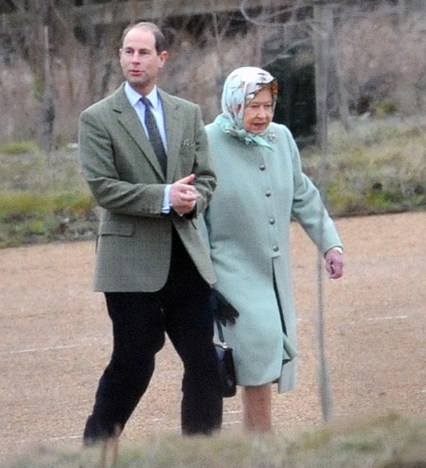 O príncipe Eduardo e a rainha Isabel II