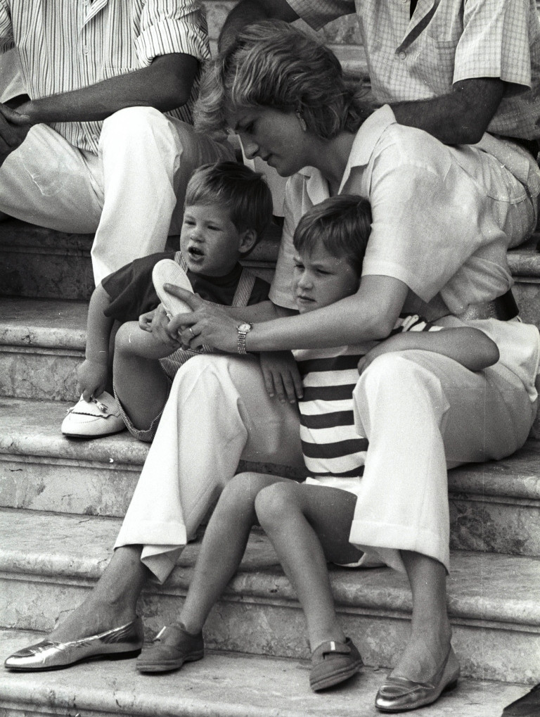 A princesa Diana com os filhos, William e Harry, em agosto de 1988
