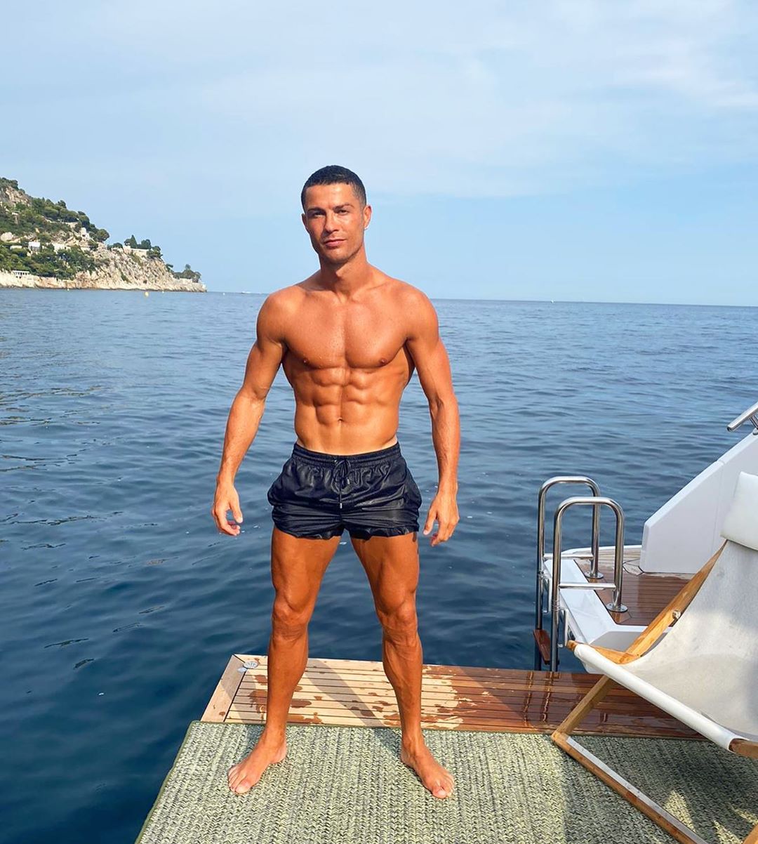 Caras Cristiano Ronaldo exibe os músculos em nova fotografia