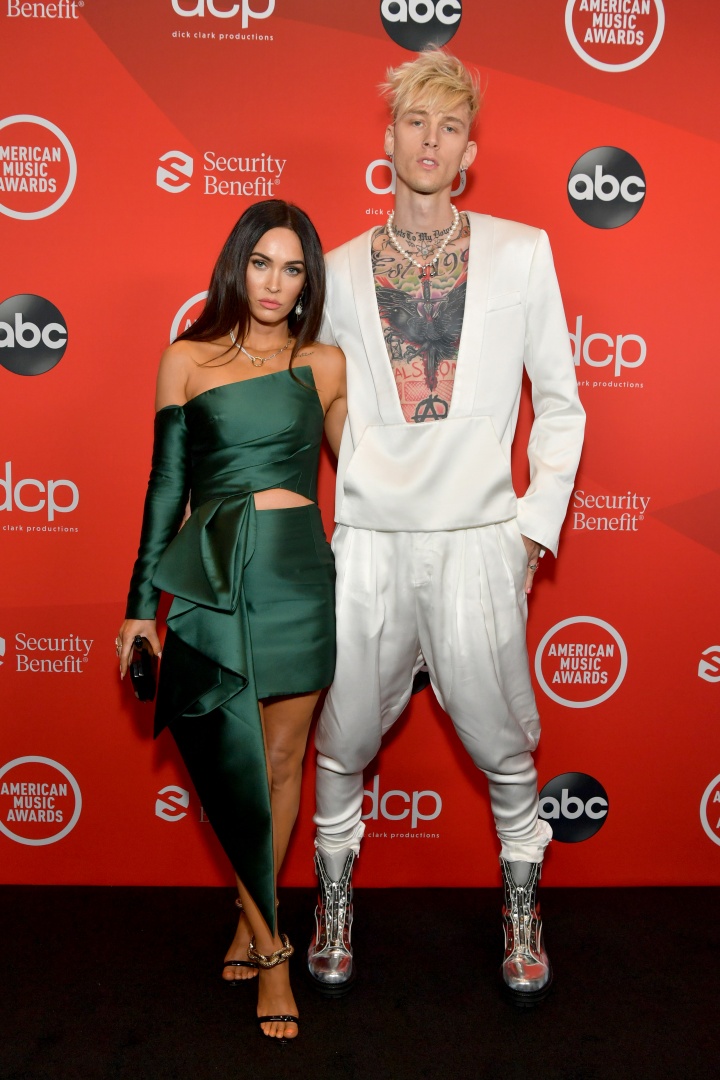 Caras Megan Fox e Machine Gun Kelly juntos pela primeira vez num evento