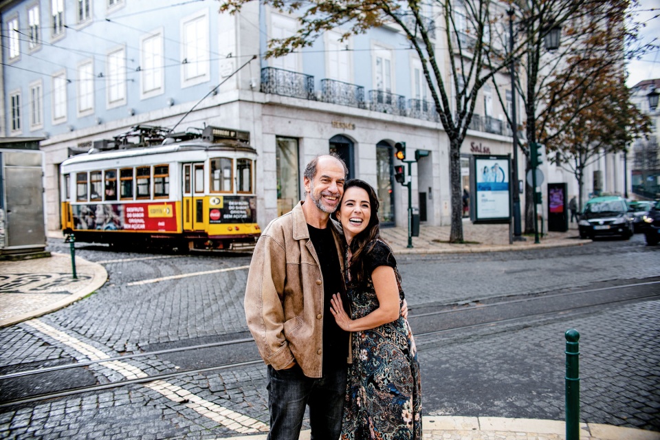 Roberto Bomtempo fala sobre vida em Portugal, casamento de 18 anos com  Miriam Freeland e estreia do filho como ator