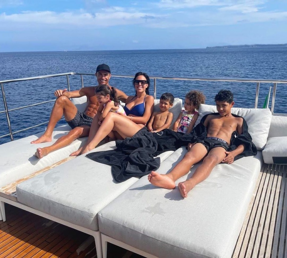 Caras | Cristiano Ronaldo e Georgina Rodríguez divertem-se com os filhos em  iate