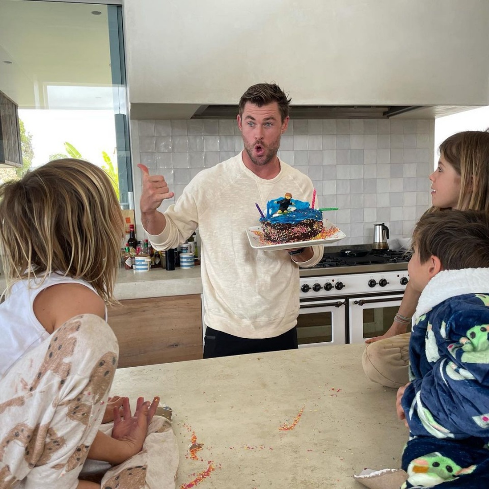 Filhos de Chris Hemsworth comemoram aniversário fantasiados de