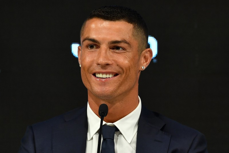 Caras  Após bater recorde, Cristiano Ronaldo recebe prémio do