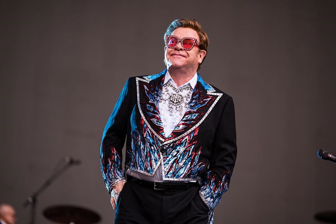 Elton John assistido no hospital após queda 