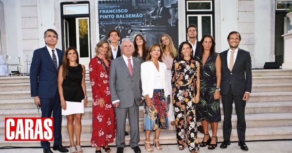 Francisco Pinto Balsemão apoiado pela família no dia em que foi homenageado