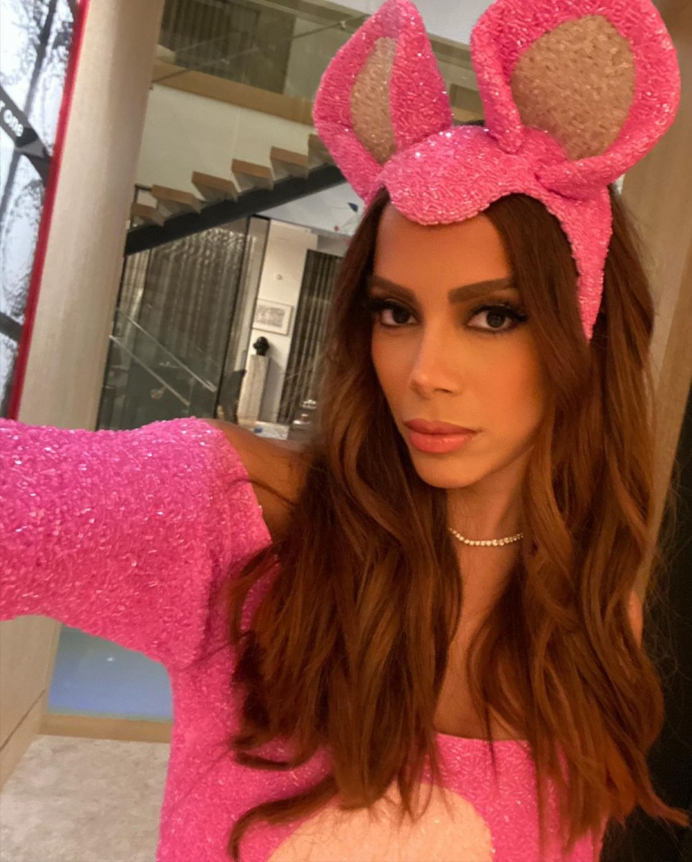 Caras | Anitta veste-se de Pantera Cor de Rosa para festa de Halloween