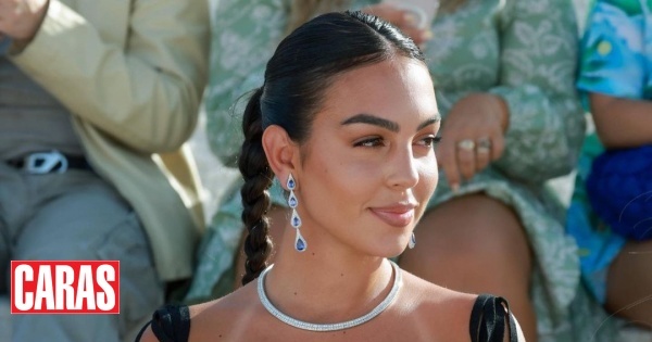 Georgína Rodríguez sensual com vestido preto para assistir a desfile de marca de luxo