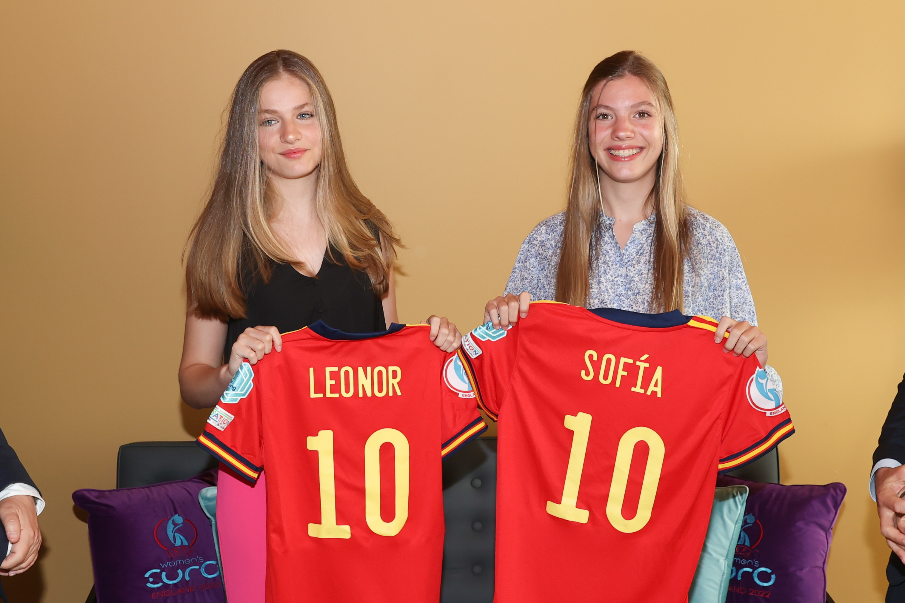 Caras | Infantas Leonor e Sofia surpreendem seleção feminina de futebol de  Espanha