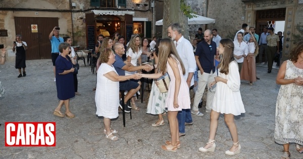 Photos of Felipe and Letizia visiting, with their daughters, Leonor and Sofia, in Valdemosa