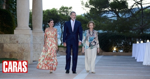 Família real de Espanha recebe a sociedade civil no Palácio de Marivent