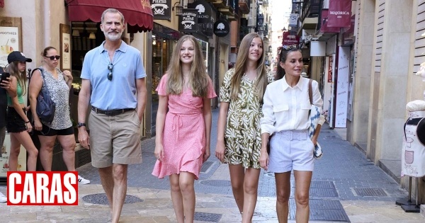 Felipe e Letizia passeiam com as filhas por Palma de Maiorca