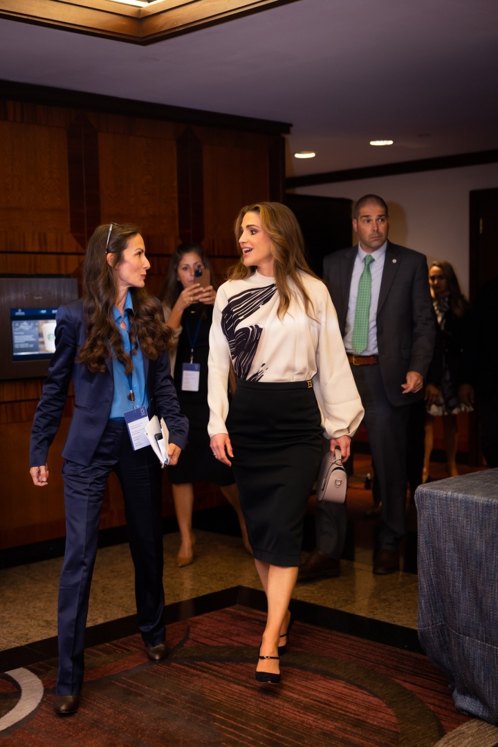 Rainha Rania ao lado da irmã de Letizia