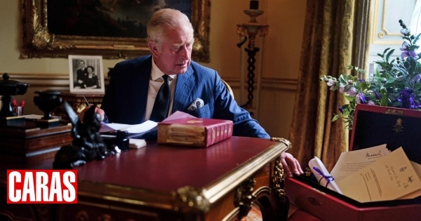 Casa Real britânica divulga primeira fotografia oficial do rei Carlos III com uma das famosas 