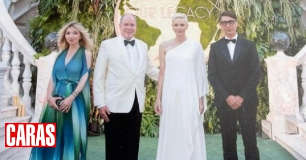 De vestido branco, princesa Charlene deslumbra em evento no Mónaco ao lado do príncipe Alberto