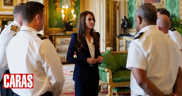 Kate elegante em fato azul 'navy' ao lado da Marinha Real
