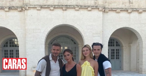 Victoria Beckham estreia-se na Semana da Moda em Paris, acompanhada pelo filho e a nora