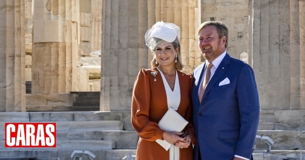 Máxima da Holland strahlt bei ihrer Ankunft in Griechenland in einem zweifarbigen Kleid und Perlenaccessoires