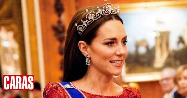 Kate deslumbra em receção da família real britânica no Palácio de Buckingham