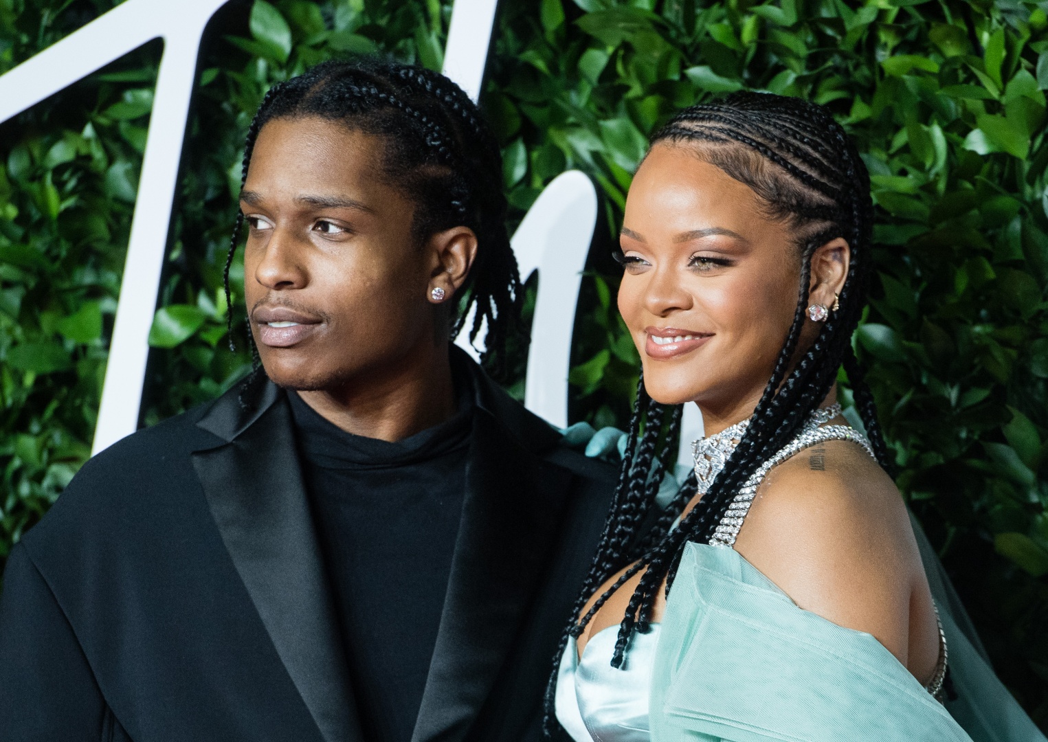 Rihanna e A$AP Rocky apresentam o filho de um mês e meio