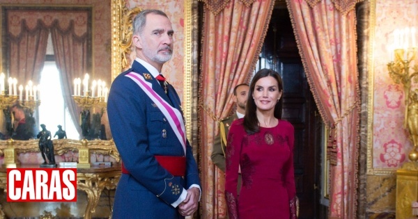 Letizia aposta em vestido com 10 anos para presidir à cerimónia da Páscoa Militar