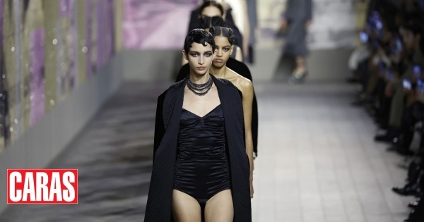 Visuais monocromáticos e tons escuros marcam o desfile da Dior na Semana da Alta Costura de Paris