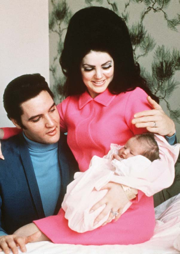 Priscilla e Elvis Presley ainda na maternidade com Lisa Marie, que nasceu a 1 de fevereiro de 1968