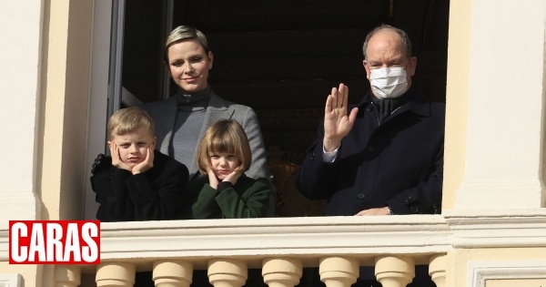 Usando máscara de proteção facial, príncipe Alberto do Mónaco junta-se à família na varanda do Palácio