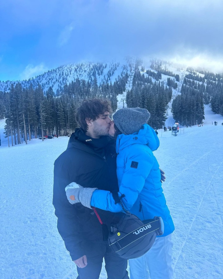Sara Sampaio diverte-se com o namorado na neve