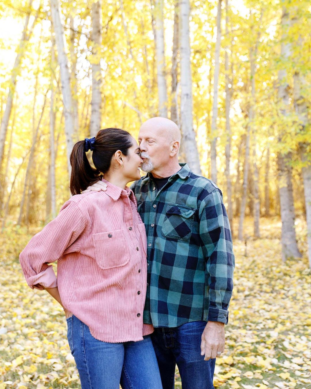 Emma Heming e Bruce Willis si baciano