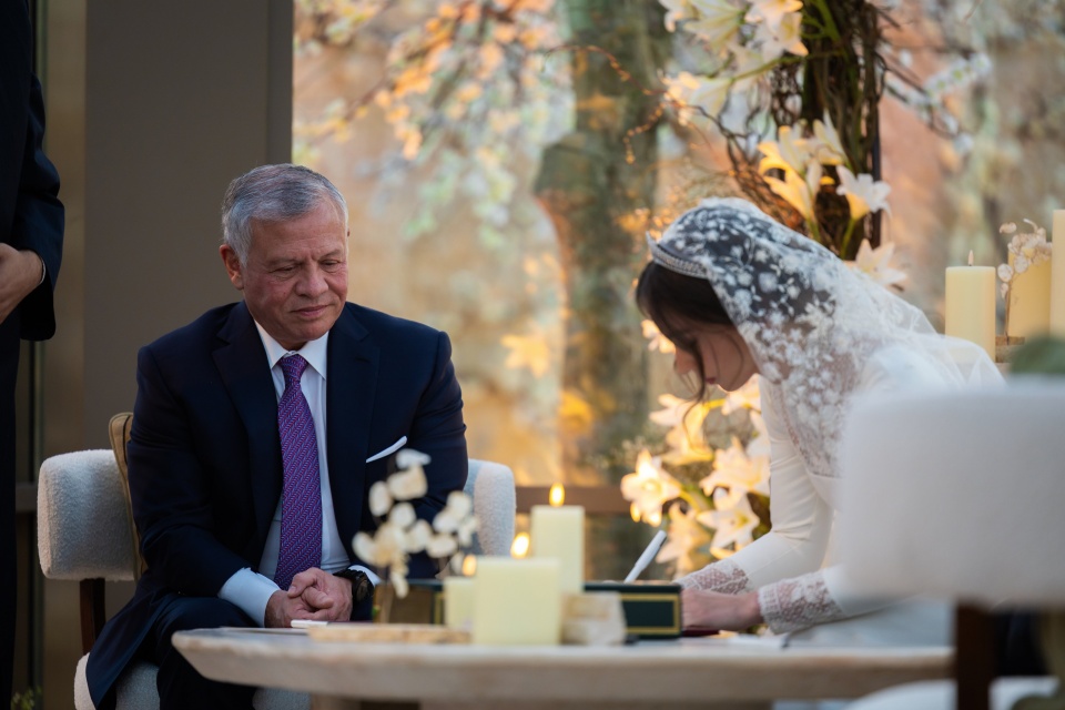 Os detalhes do vestido de noiva luxuoso da princesa da Jordânia; veja fotos  do casamento