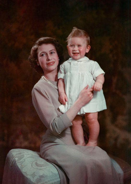 Carlos de Inglaterra celebra o primeiro Dia da Mãe sem Isabel II