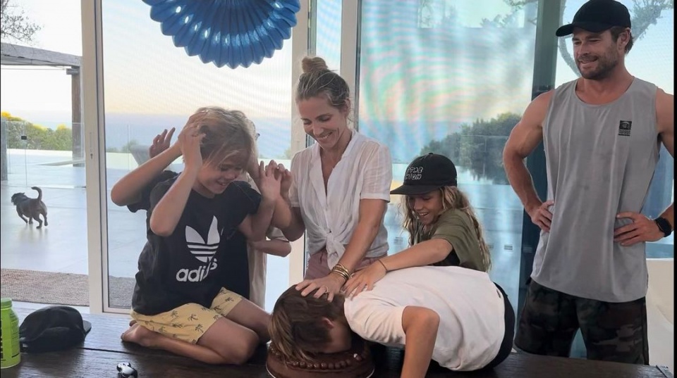 Gémeos de Elsa Pataky e Chris Hemsworth celebraram 9 anos