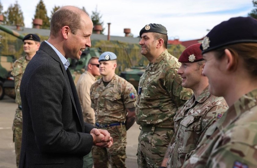 Príncipe William faz visita surpresa às tropas na Polónia