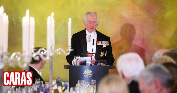 Carlos III recebe presente especial durante jantar na Alemanha