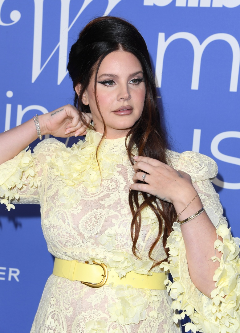 Lana Del Rey poderá estar noiva. Um anel de diamantes que a artista usou nos Billboard Women In Music Awards suscitou vários rumores.