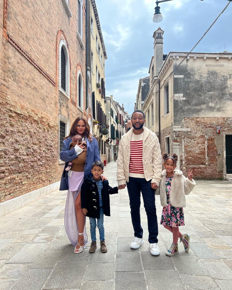 Chrissy Teigen e John Legend de férias com os filhos em Veneza