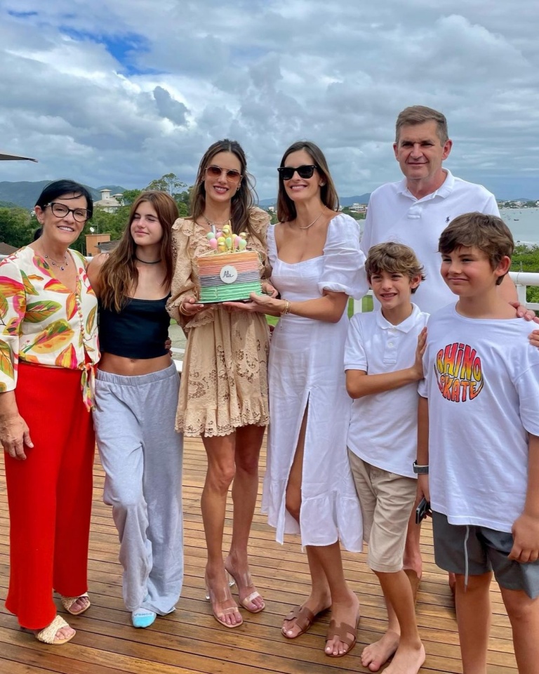 Alessandra Ambrosio celebra o aniversário em família e na praia