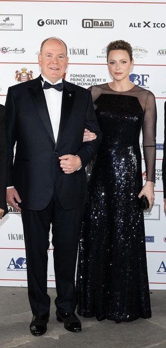 Charlene do Mónaco brilhou em Florença com um vestido de 7 mil euros e de cabelo escuro