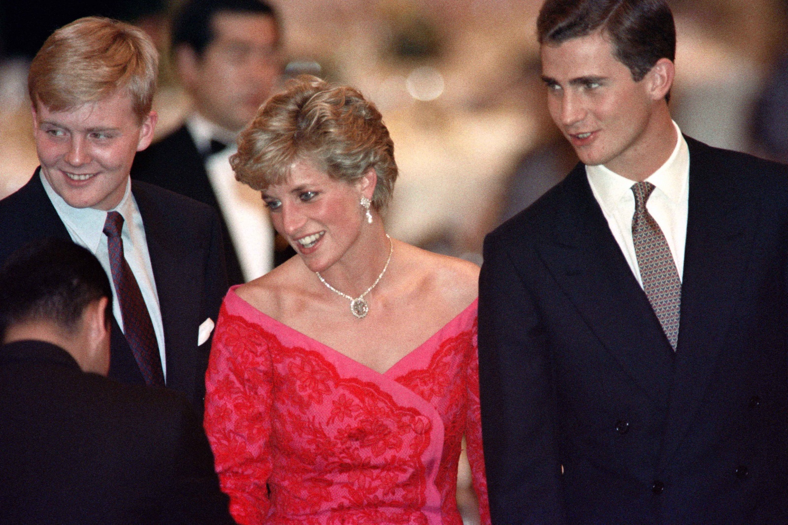 Diana entre dois futuros reis: a história de uma fotografia