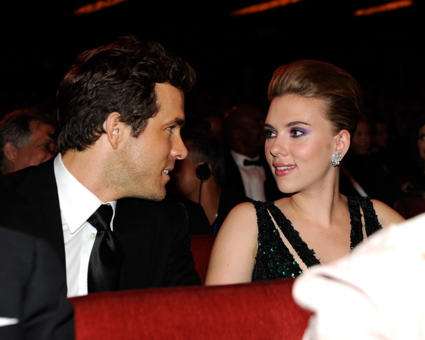 Em momento inédito, Scarlett Johansson recorda casamento com Ryan Reynolds
