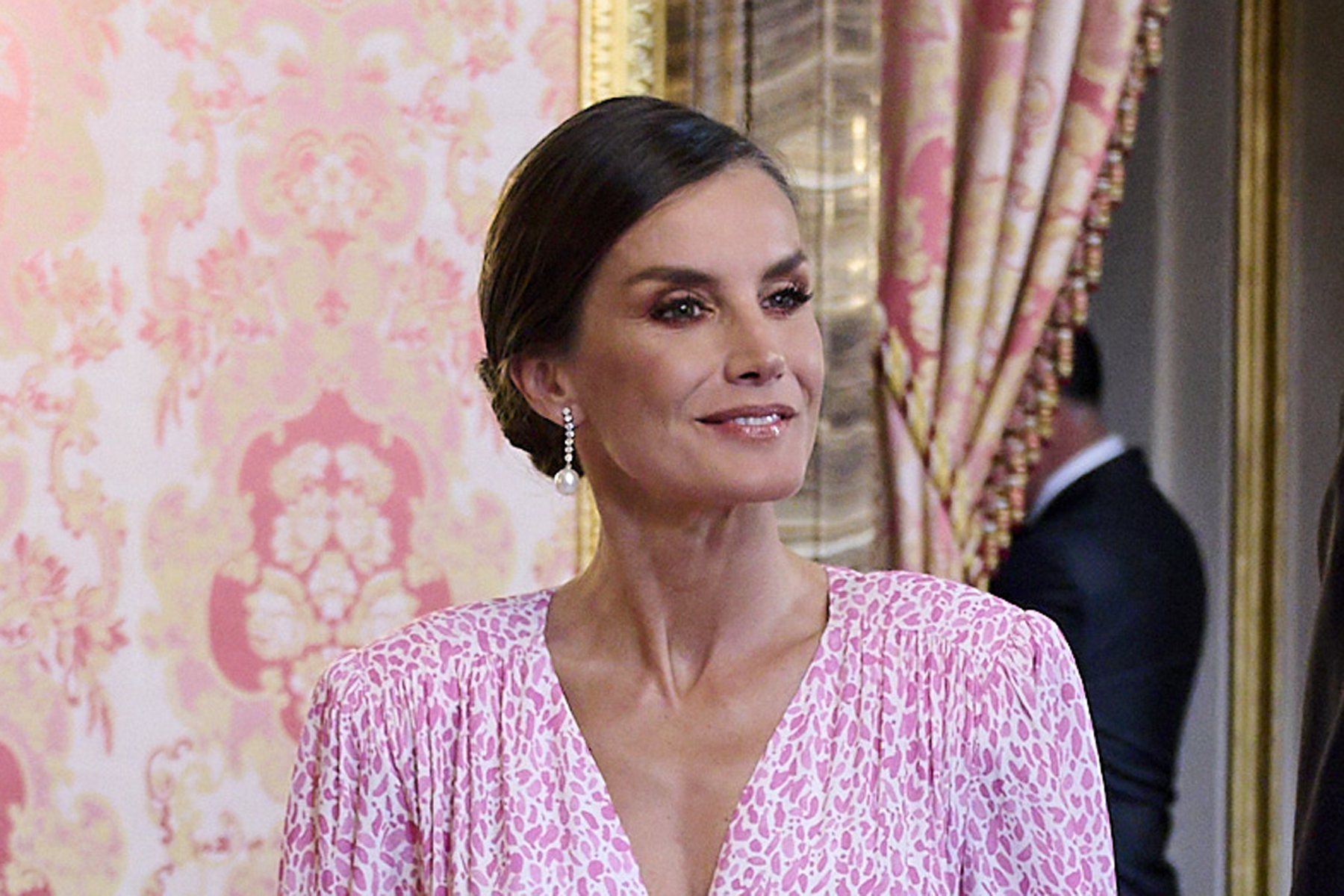 Caras  A fabulosa coleção de vestidos às flores de Letizia