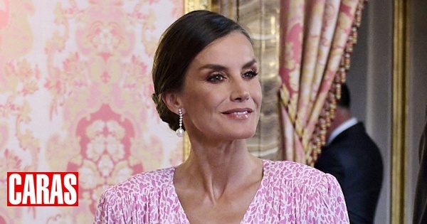 El elegante vestido drapeado de Letizia en su color favorito